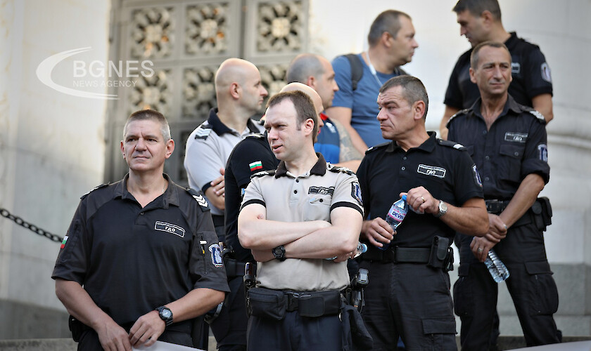 Съдебни охранители протестират пред сградата на Съдебната палата в София