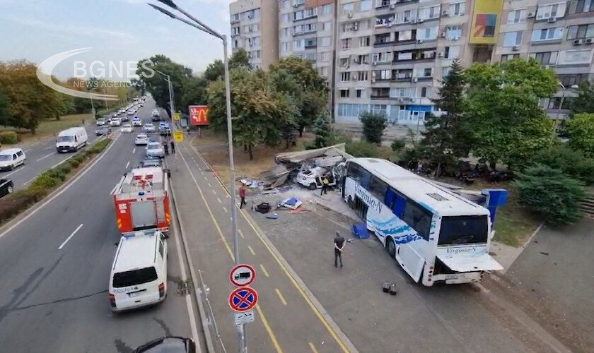 Автобусът с мигранти който помете патрулка и уби двама полицаи