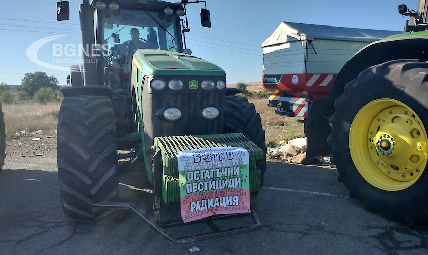 В три лъча протестират зърнопроизводителите в Бургаска област Земеделска техника