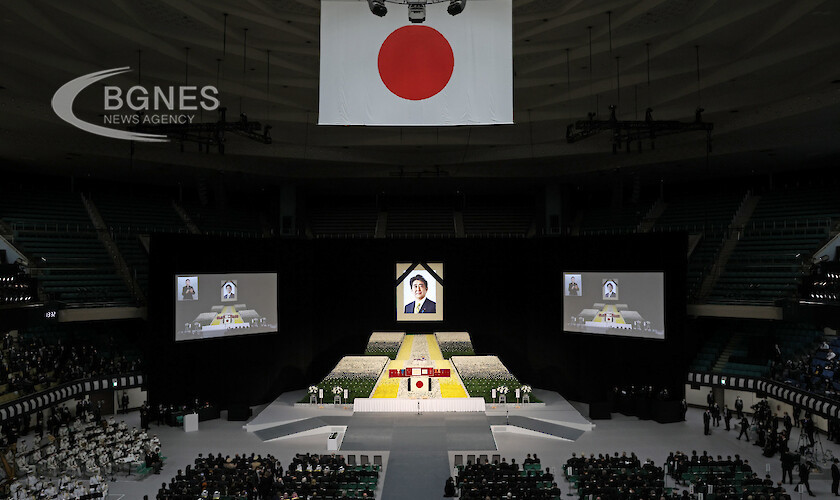 В Япония започна противоречиво държавно погребение на убития бивш министър председател