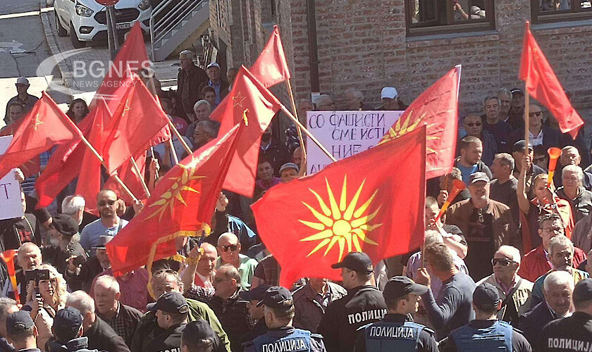 Няколкостотин души скандират българи татари и фашисти пред сградата където