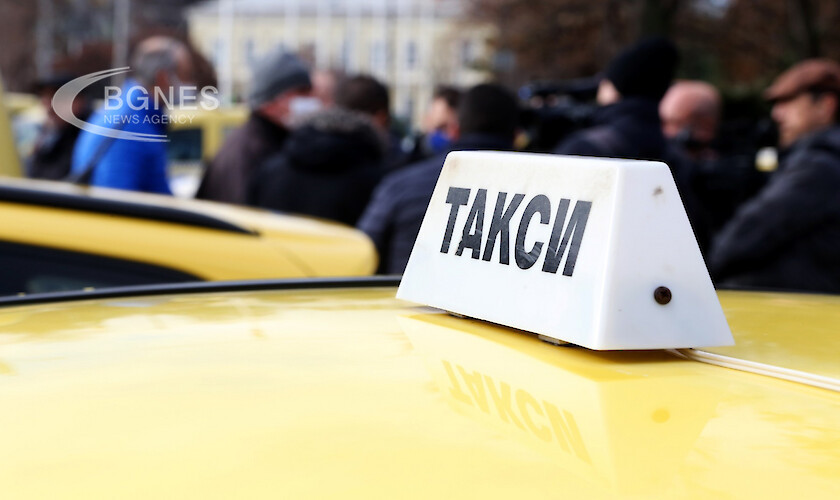 Таксиметровите шофьори планират масов протест след като снощи техният колега