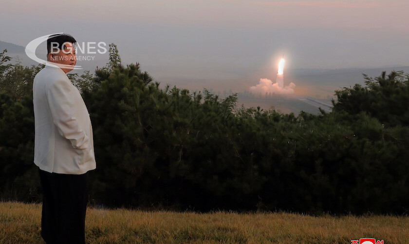 Северна Корея изстреля двойка стратегически ракети с голям обсег а