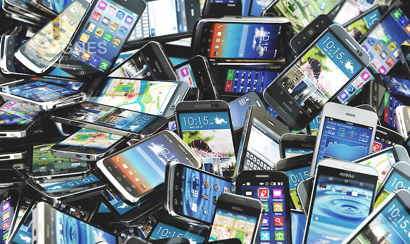 Около 5 3 милиарда от приблизително 16 те милиарда мобилни телефони притежавани