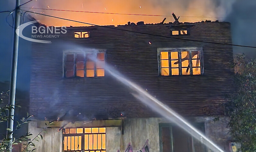 Пожар изпепели къща в центъра на Казанлък Огнената стихия е