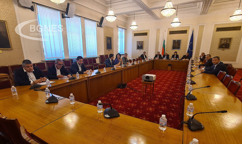 Ръководството и представители на БСП разговорят с парламентарно представените политически