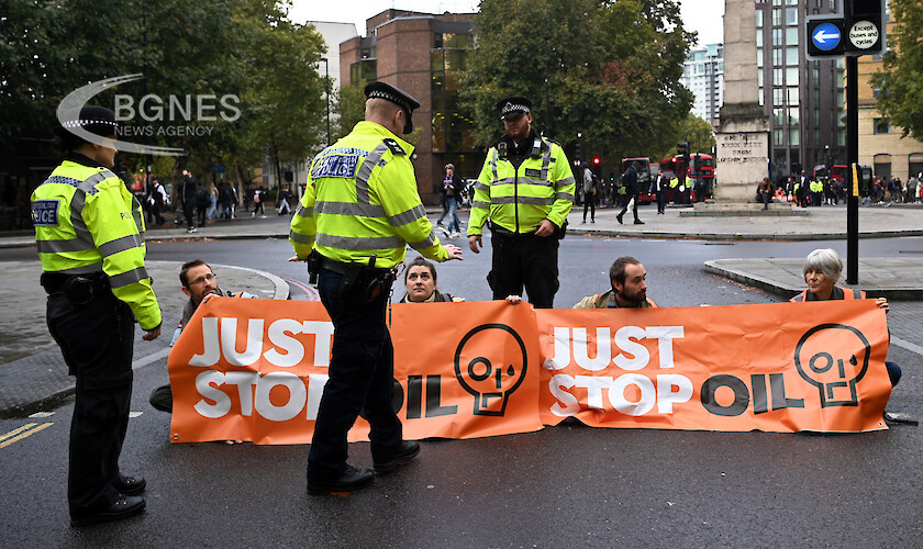 Двама протестиращи срещу климата в Лондон изкачиха голям пътен мост