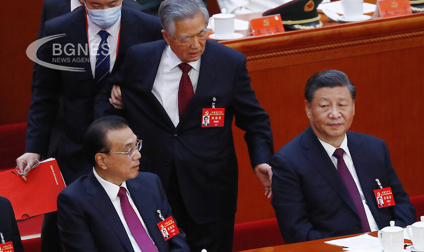 Бившият китайски президент Ху Дзинтао неочаквано бе изведен от съботната