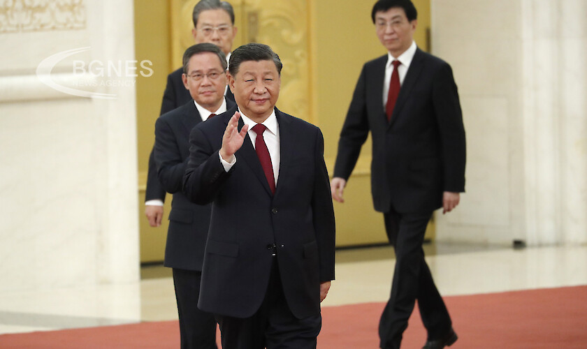 Си Дзинпин си е осигурил исторически трети мандат като лидер