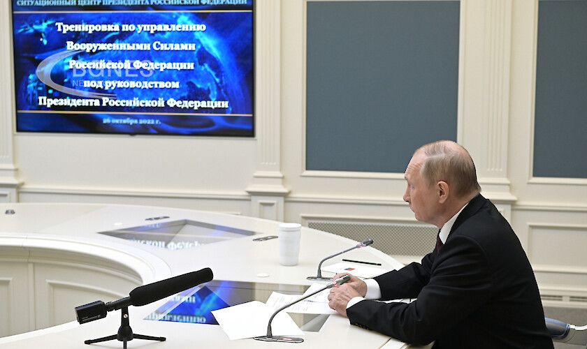Руският президент Владимир Путин инспектира тренировките на силите за стратегическо