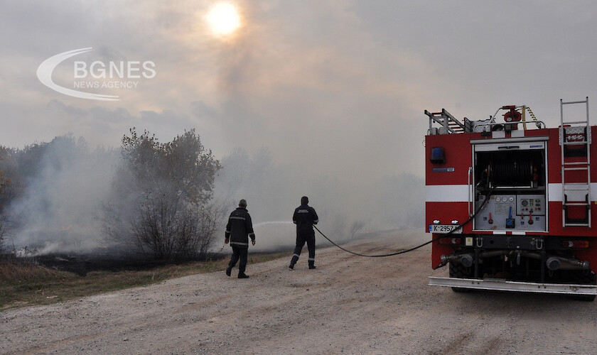 Трети ден продължава гасенето на пожара над военния полигон Ново