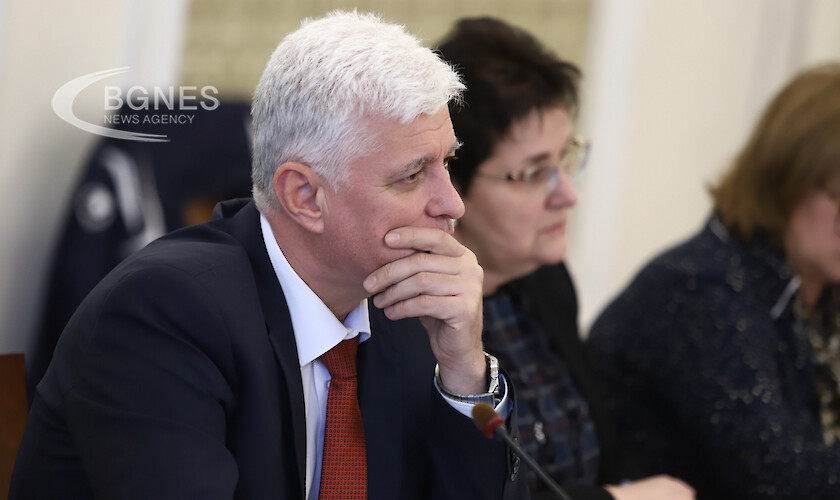 Министърът на отбраната Димитър Стоянов ще участва в заседанията на