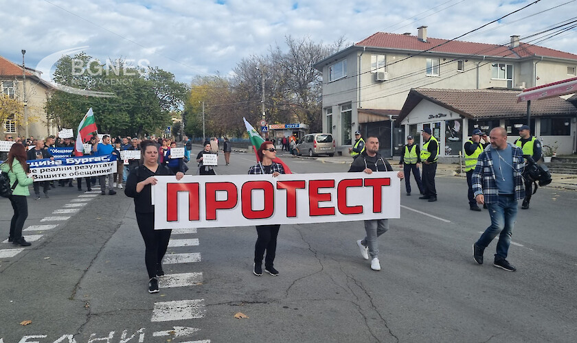 Жителите на Българово излязоха на протестно шествие което започна от