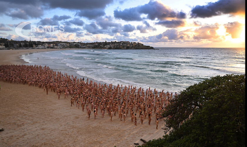 Хиляди се съблякоха голи на емблематичния плаж Бонди в Сидни