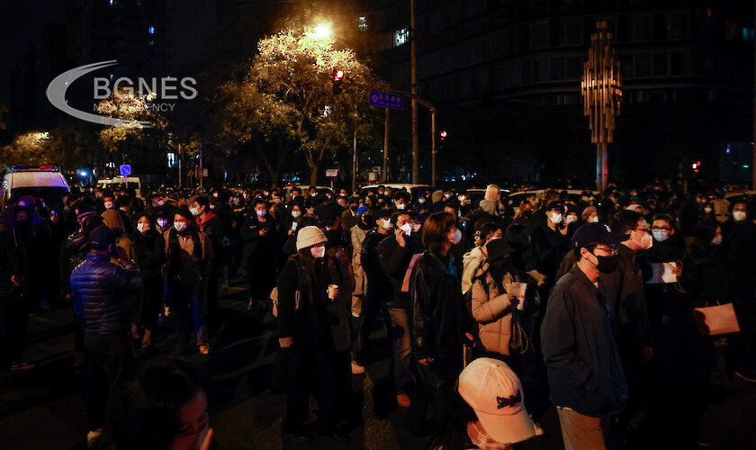 Стотици хора отново излязоха по улиците на големите китайски градове