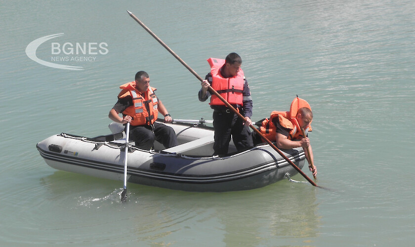 Полиция и спасители издирват двама рибари, изчезнали в езерото Мандра.