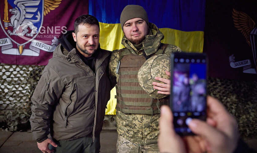 Президентът на Украйна Володимир Зеленски посети войските в източната част