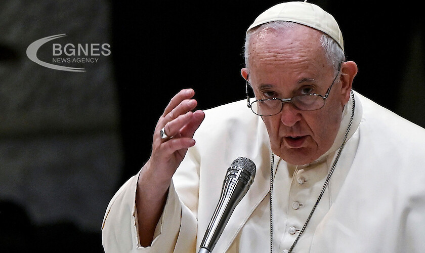 Папа Франциск призова хората да харчат по малко за коледни подаръци