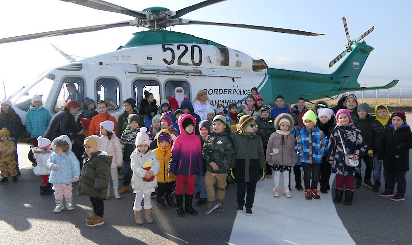 Дядо Коледа и Снежанка пристигнаха в авиобазата на ГД Гранична