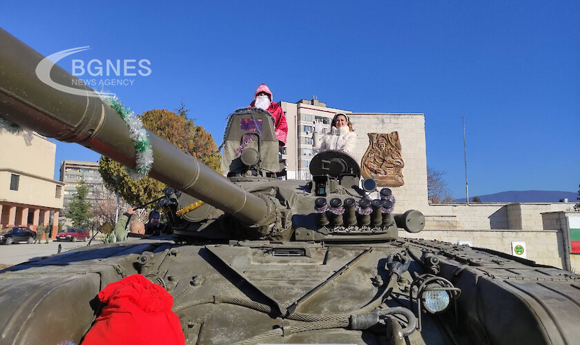 В Сливен дядо Коледа пристигна с танк Истински танк