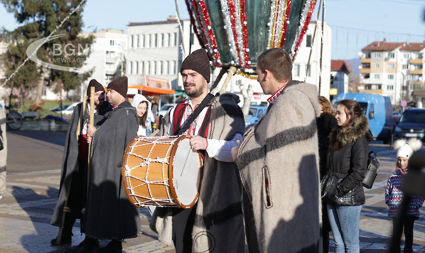Коледарите в Елин Пелин поддържат живи българските традиции Те се