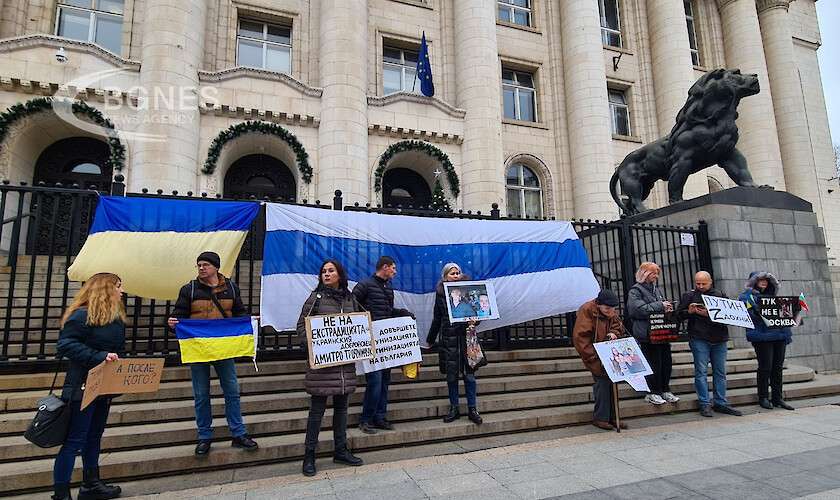 Граждани излязоха на мирен протест пред Съдебна палата срещу екстрадирането