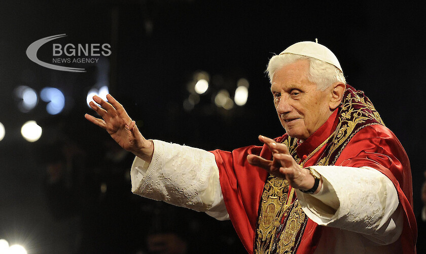 На 95-годишна възраст почина почетният папа Бенедикт XVI, съобщи Матео