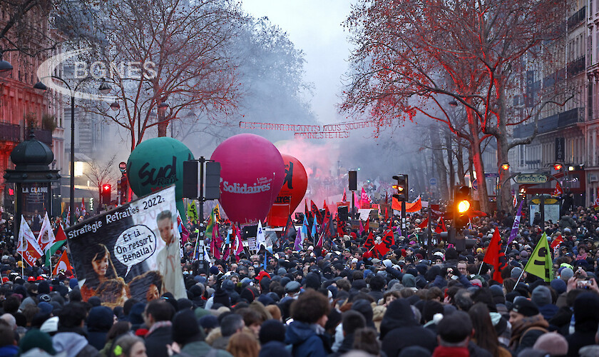 Стотици хиляди излязоха днес по улиците на Франция за да