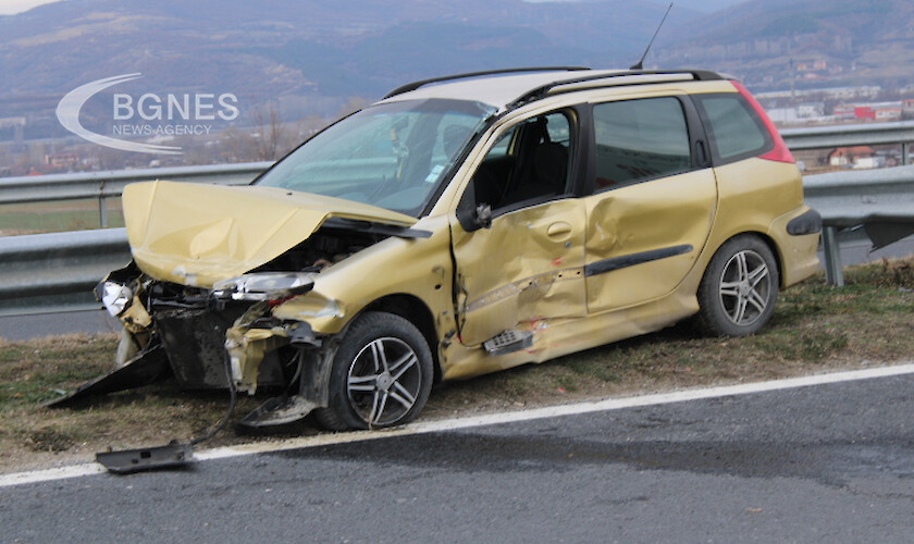 ТИР и лек автомобил Пежо се удариха на Е 79 край