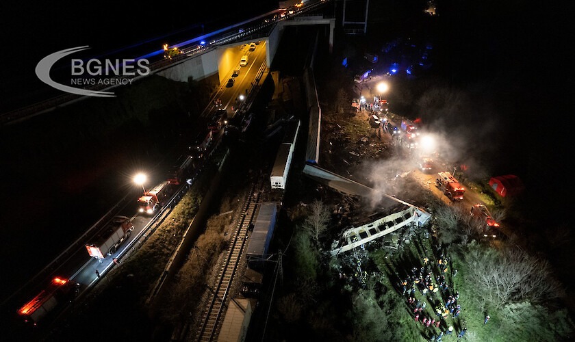 Пътнически влак в Гърция превозващ стотици хора се сблъска с