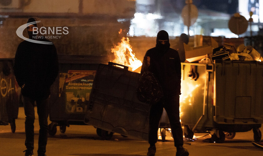 Жестоки сблъсъци избухнаха между полиция и протестиращи пред гръцкия парламент