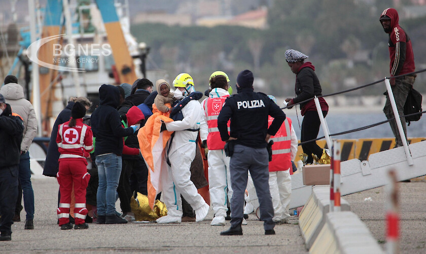 Три препълнени с мигранти лодки бяха докарани безопасно в италиански