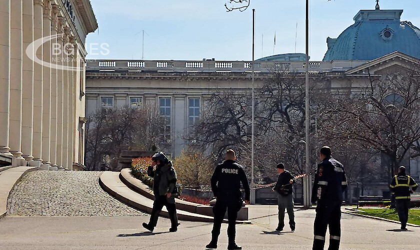 Полицията проверява сигнал за бомба пред Националната библиотека Св св Кирил