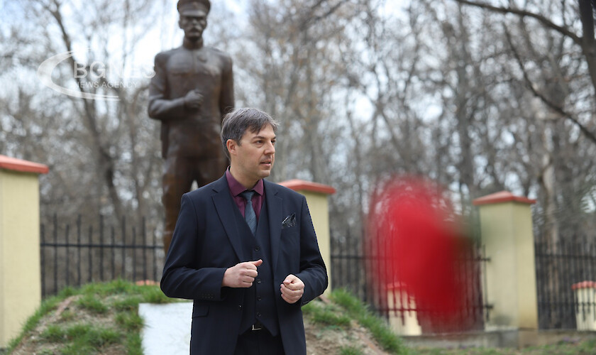 Граждани се събраха пред паметника на полк Борис Дрангов в