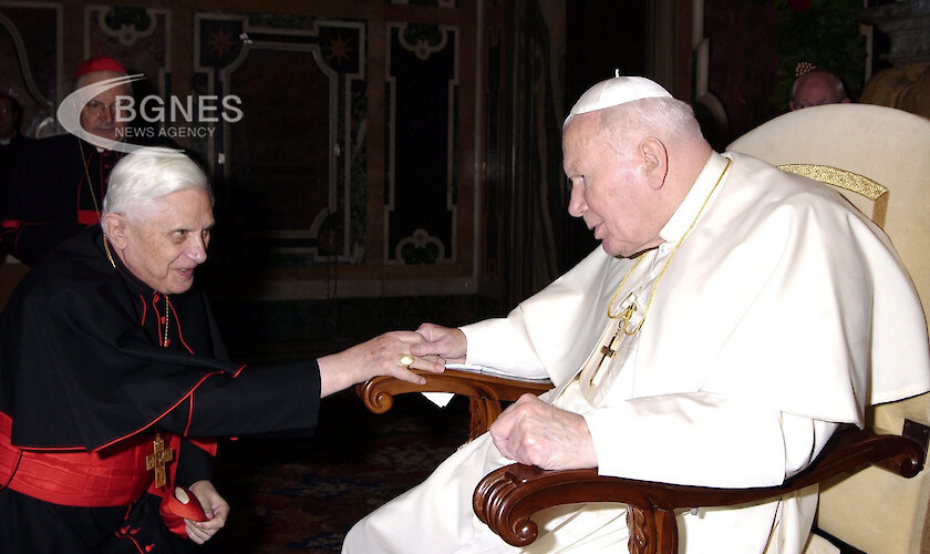 Въпреки че канонизираният полски понтиф е мъртъв от 2005 г