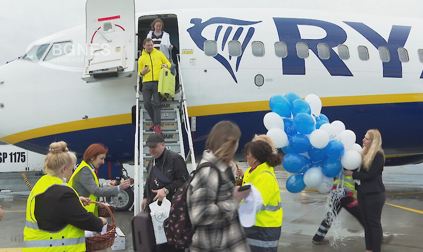 Първият редовен полет кацна на летище Бургас с 173-ма пътника,