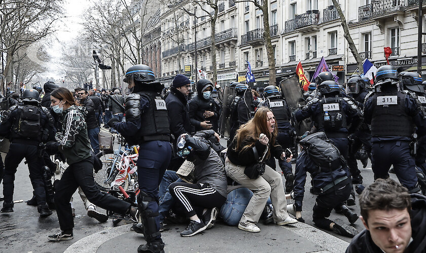 Сблъсъци между полицията и протестиращите избухнаха днес в Париж когато