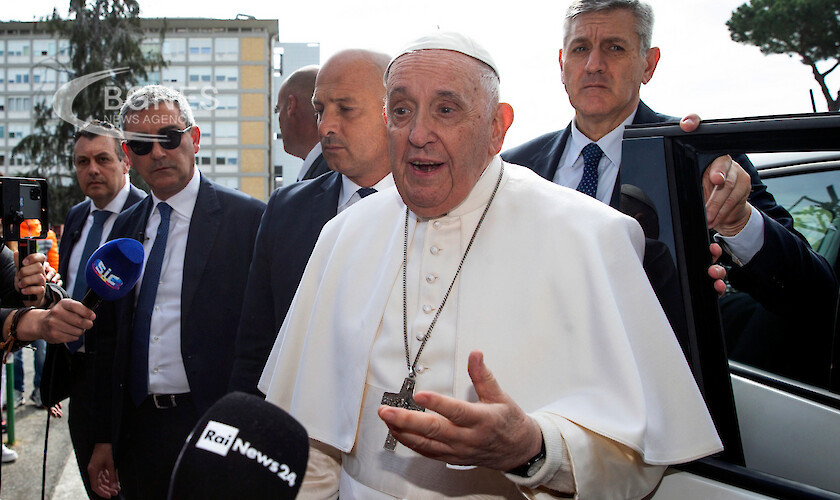 Папа Франциск напусна болницата където бе лекуван от бронхит за
