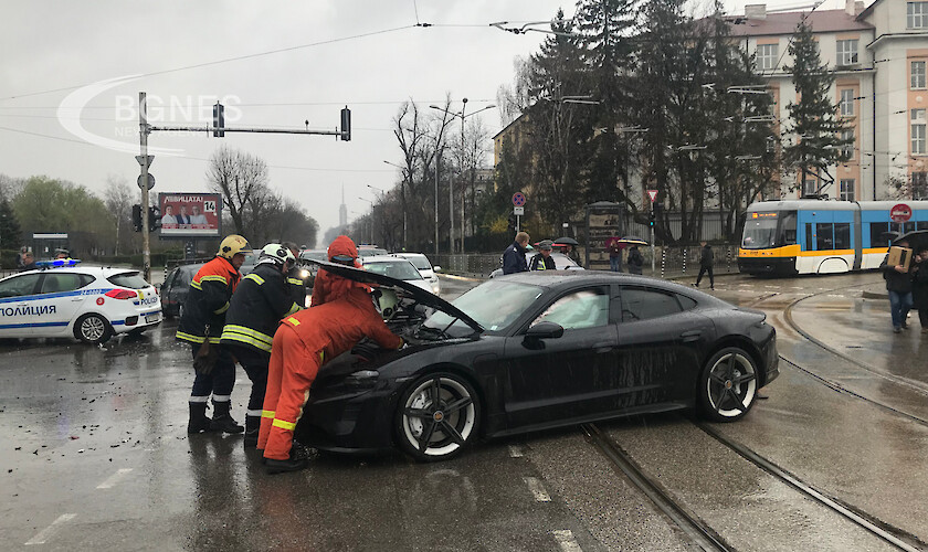 Тежка катастрофа стана на столичния булевард Евлоги Георгиев“ и улица