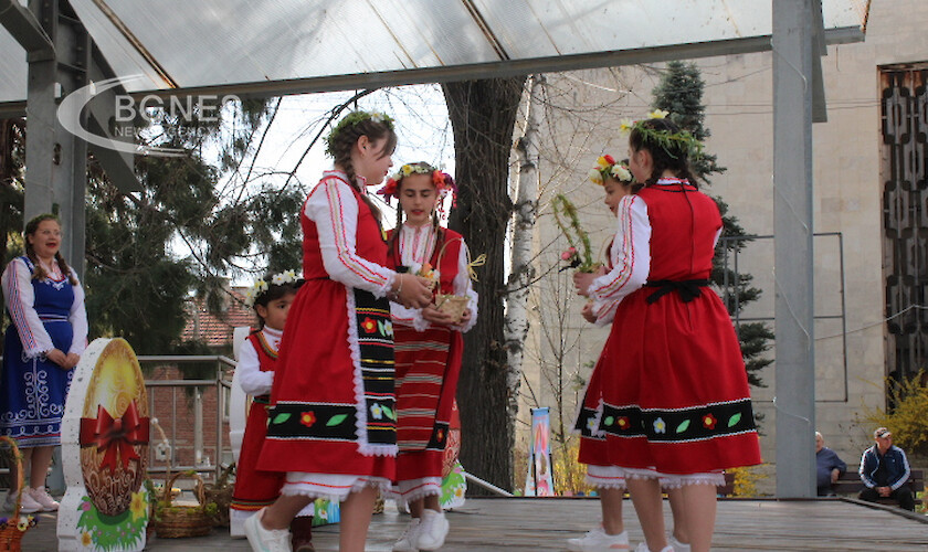 Млади момичета представиха обичая лазаруване в град Кочериново макар тази