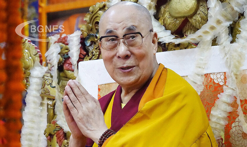 Публична изява на Далай Лама скандализира социалните мрежи, предаде АФП.На
