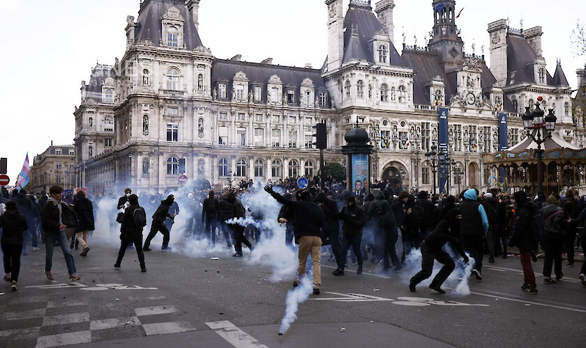 Стотици хиляди излязоха по улиците на Франция за да протестират