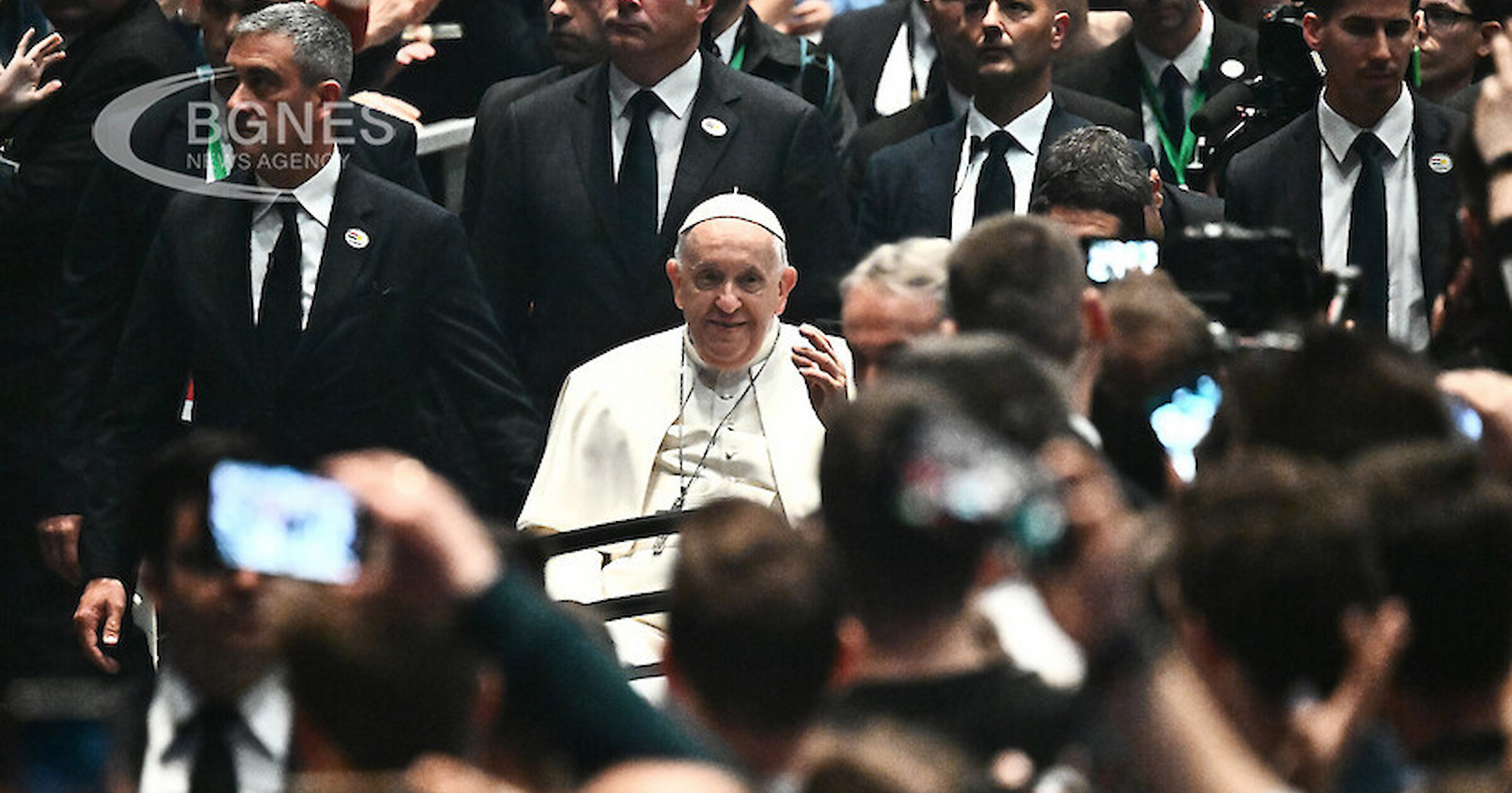 Папа Франциск предупреди за злото на безразличието докато поздравяваше бежанците