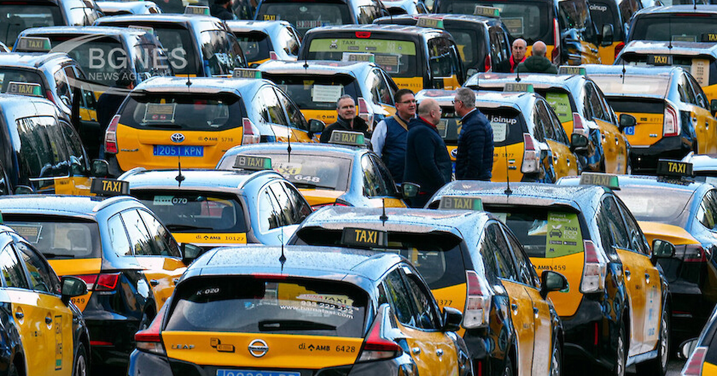 Гръцки таксиметрови шофьори нападнаха служители на Uber в Родос и