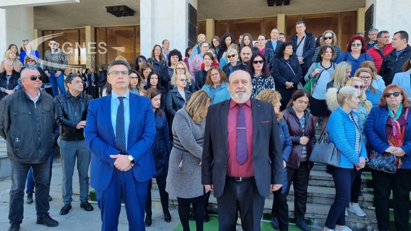 Прокурори от Бургас излязоха днес на протест пред сградата на