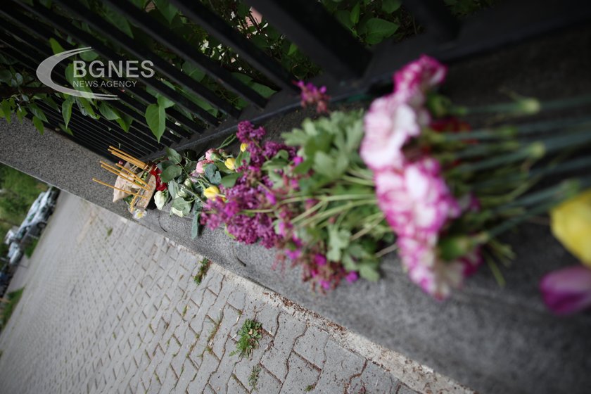Столичани положиха цветя пред посолството на Сърбия у нас в