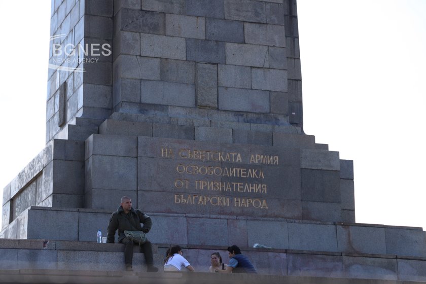 Ентусиасти възстановиха плочата на Паметника на Съветската армия видя репортер