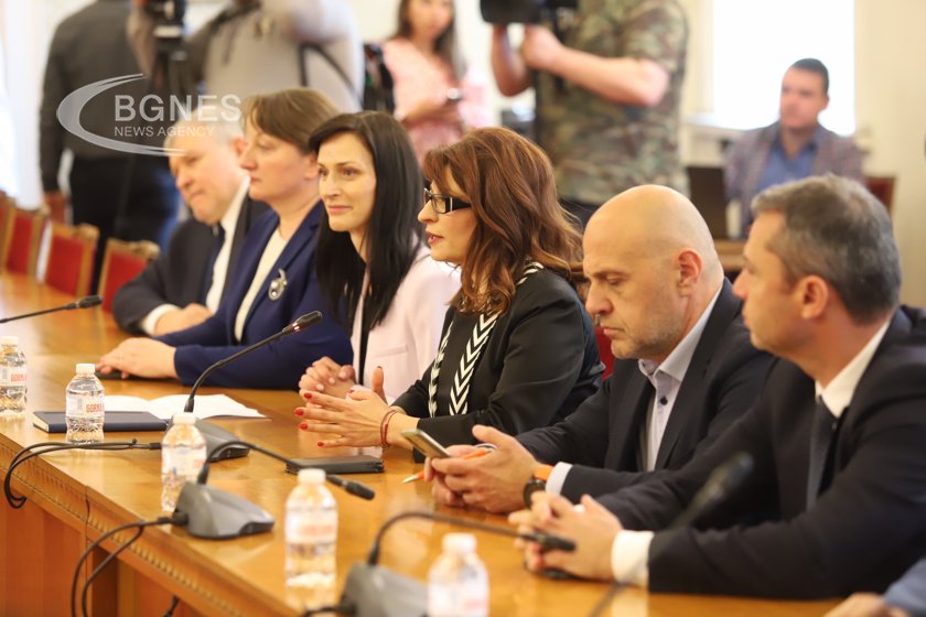 Кандидатът за премиер на ГЕРБ СДС Мария Габриел се срещна