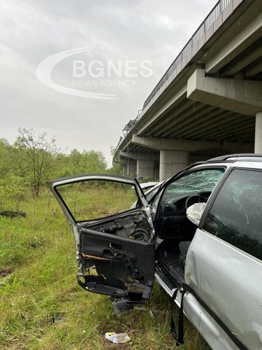 Лек автомобил падна от мост на АМ Струма предаде репортер