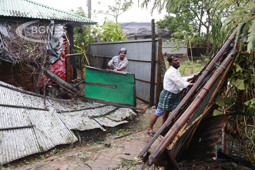 Мощен циклон връхлетя бреговете на Бангладеш и Мианмар след като